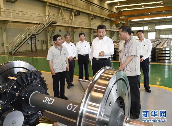 6月22日，中共中央总书记、国家主席、中央军委主席习近平在山西太原考察企业。这是习近平在太原重工轨道交通设备有限公司车轮车间考察。新华社记者 李学仁摄