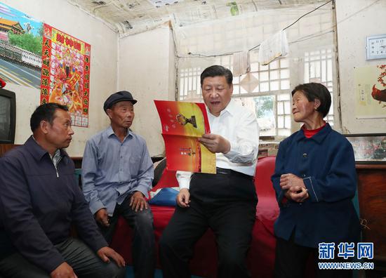 6月21日，中共中央总书记、国家主席、中央军委主席习近平到山西考察调研。这是习近平来到忻州市岢岚县赵家洼村看望贫困村民刘福有。新华社记者 庞兴雷摄
