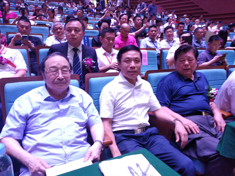 与全国人大副委员长蒋正华、中宣部副部长胡振民在一起