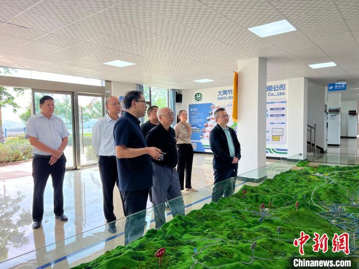 图为社科专家团调研元谋县大禹节水有限责任公司。　熊佳欣 摄